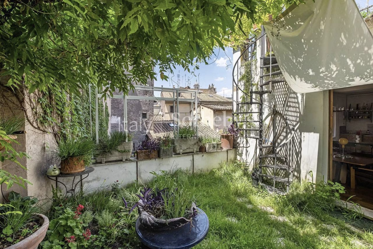 Penthouse with panoramic hanging gardens in the heart of Rome