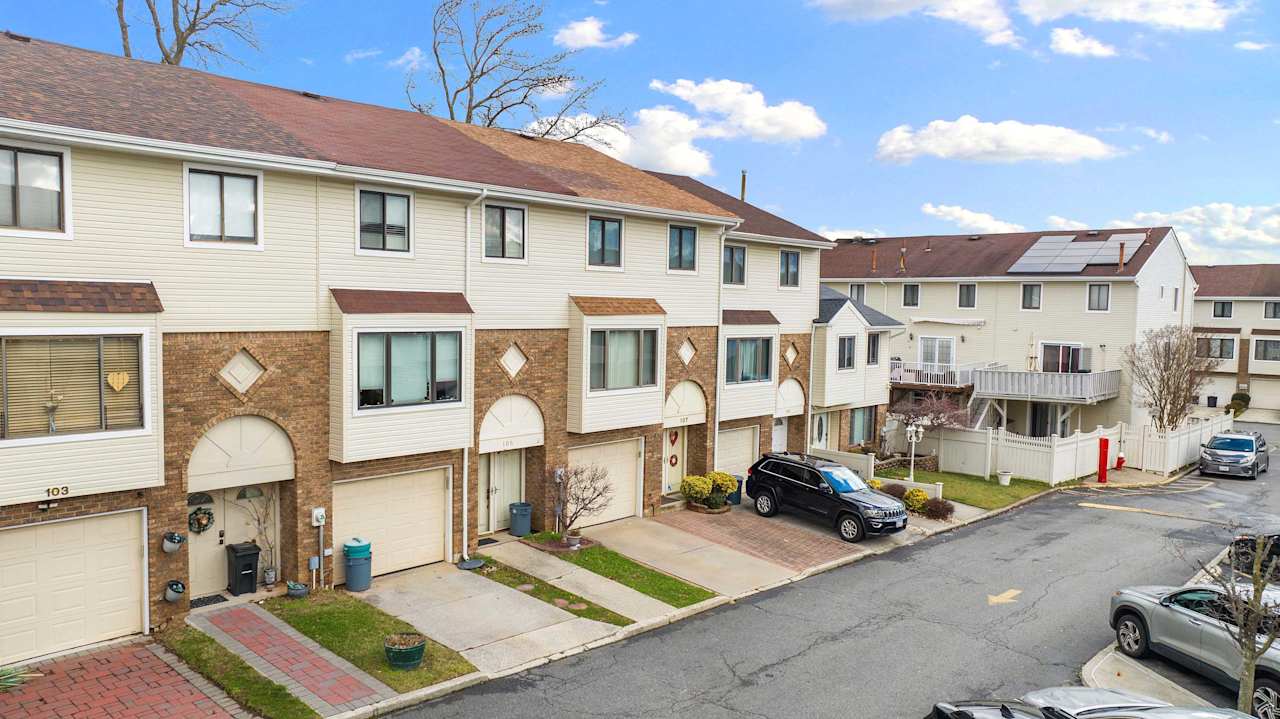 Home Tour of Beautiful 107 Redwood Loop located in Woodrow Staten Island