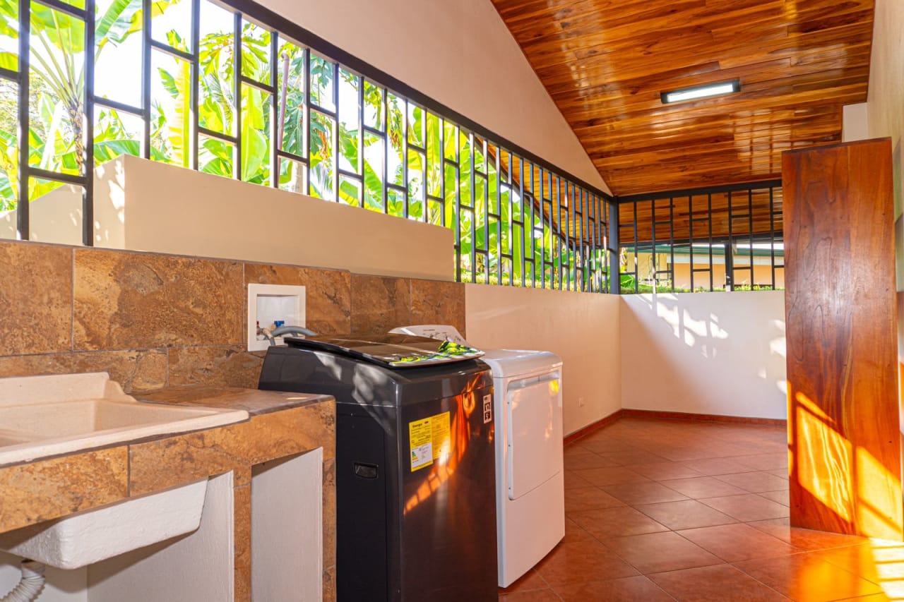 Cozy 2 Bed Room Casita in Uvita.  Walk to the Beach!