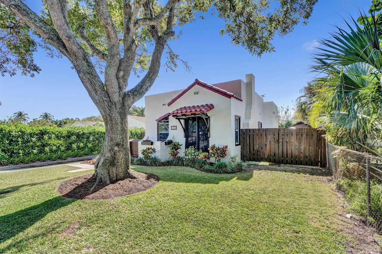 234 NE 10th St, 2/2 gem in east Delray Beach