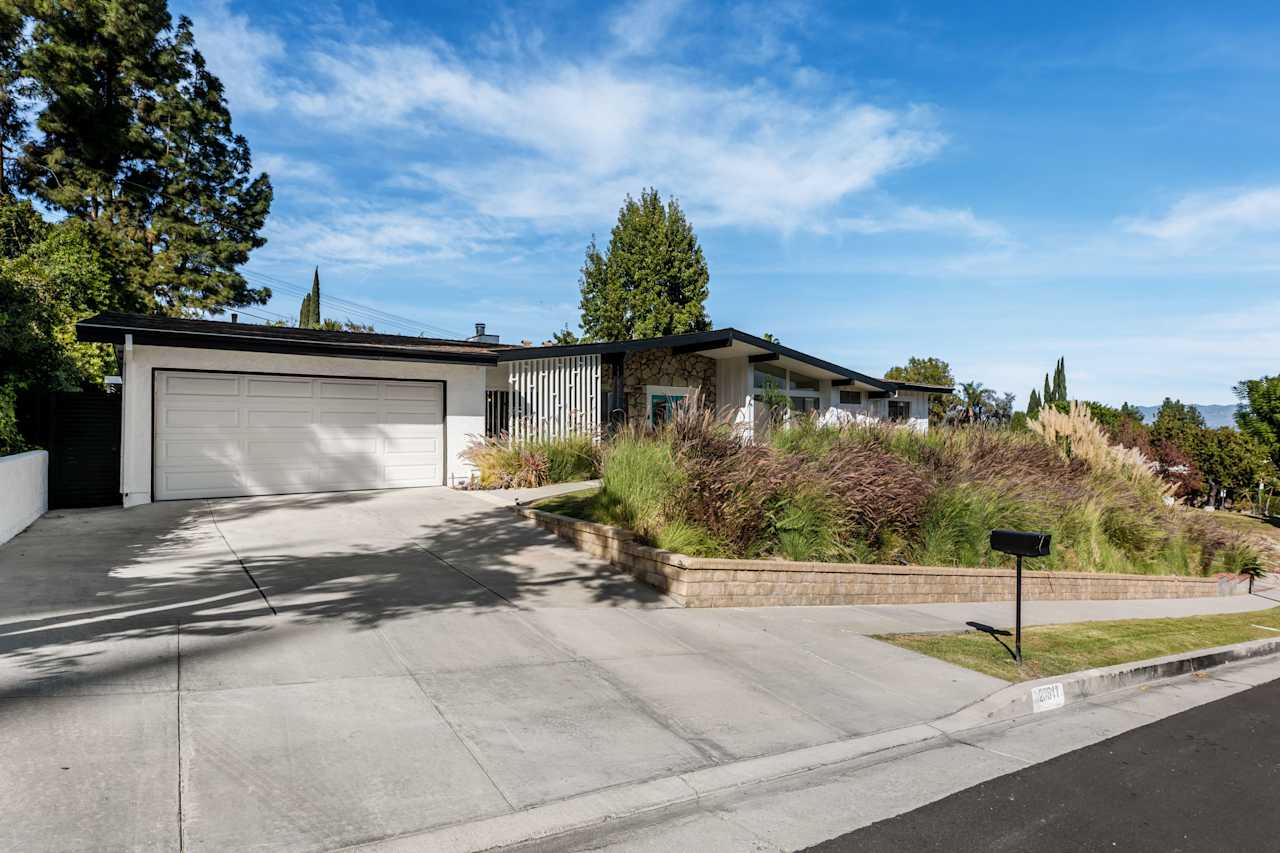 23811 Albers St Jeff Biebuyck & Dana Olmes Luxury Homes Calabasas