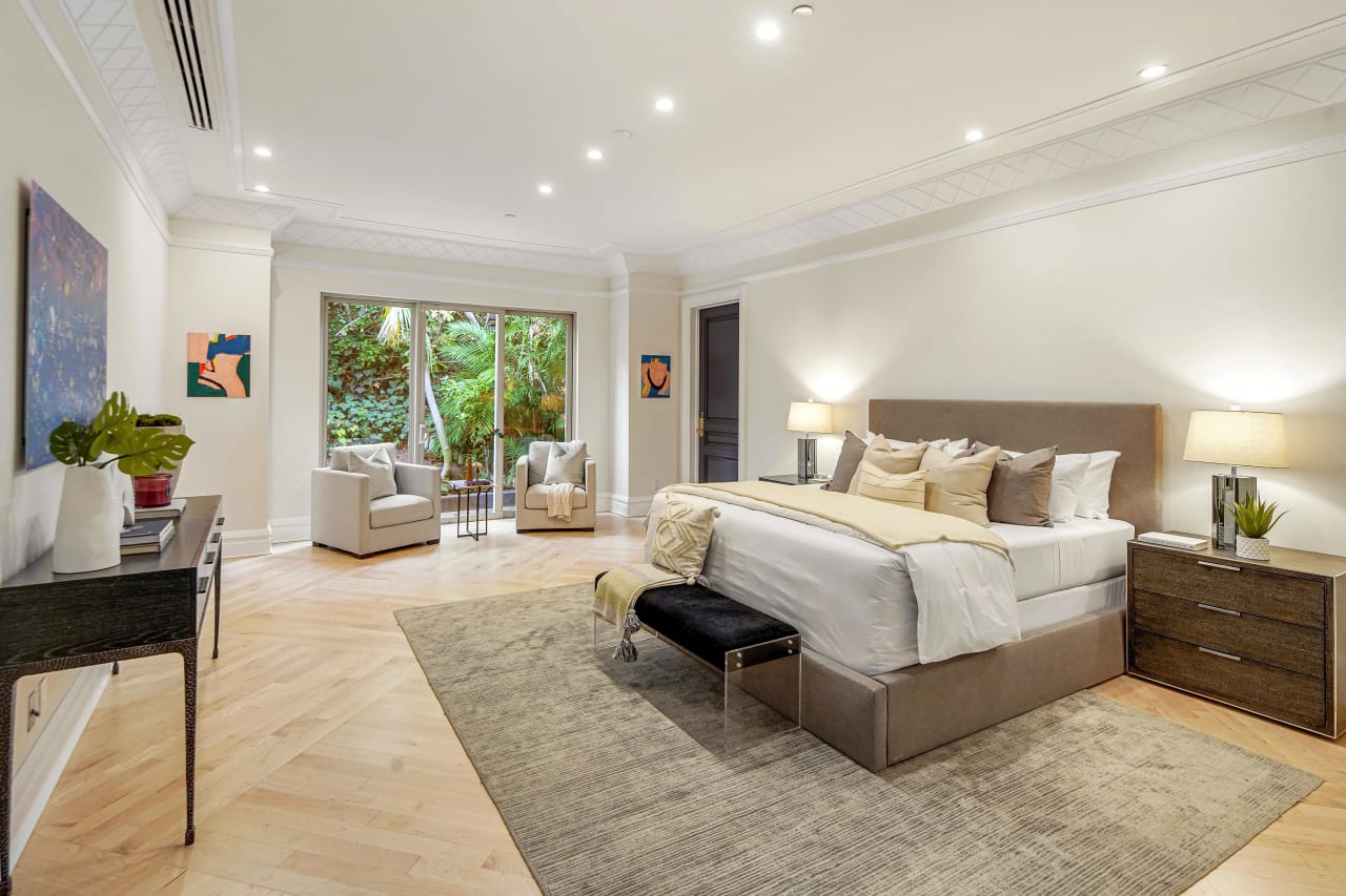 The Robert House Rochelle Maize Beverly Hills Real Estate Agent