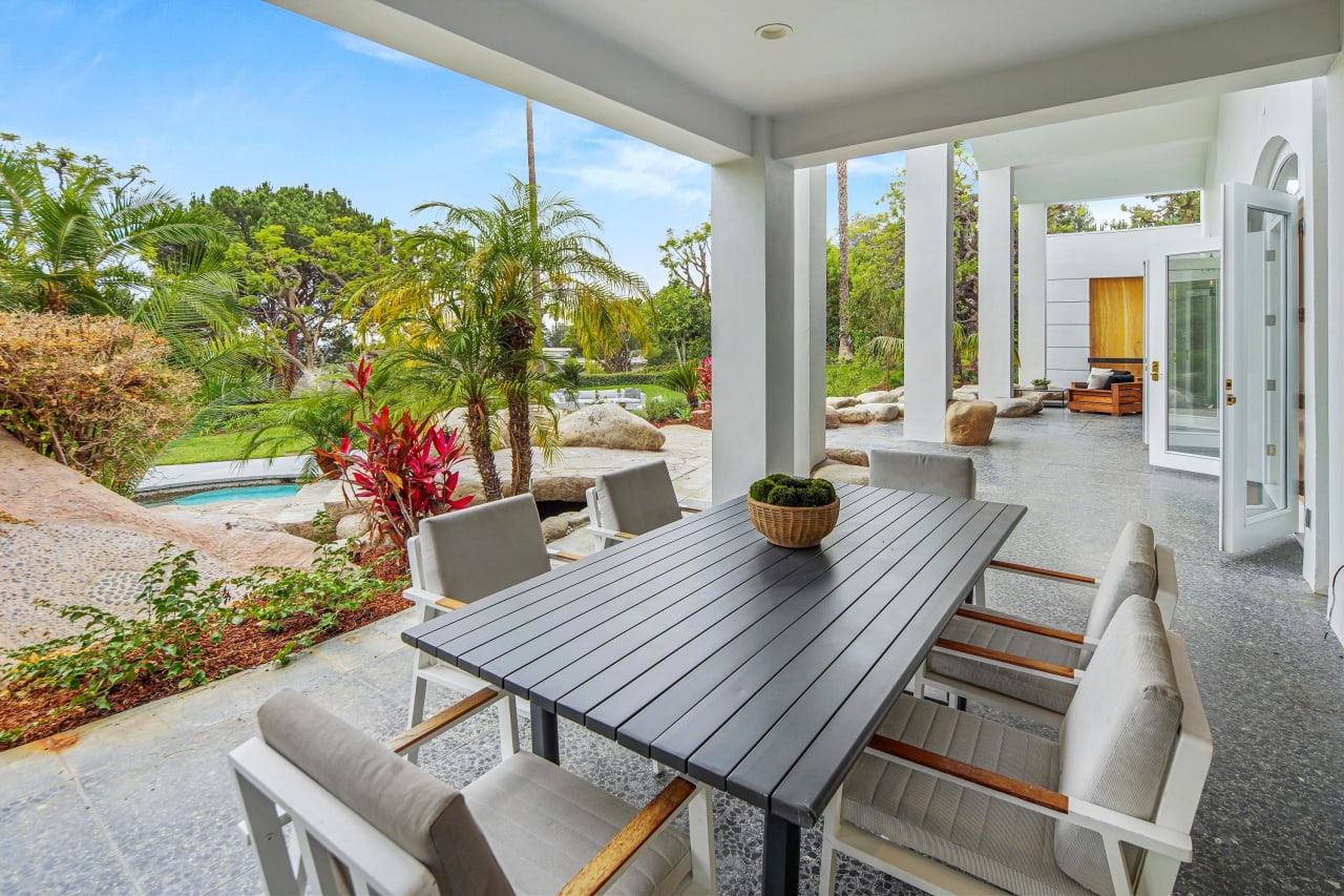 The Robert House Rochelle Maize Beverly Hills Real Estate Agent