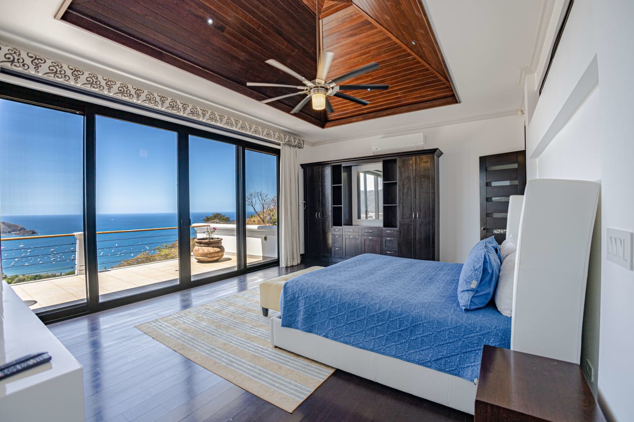 Luxurious 5 Bedroom Home With Stellar Ocean Views