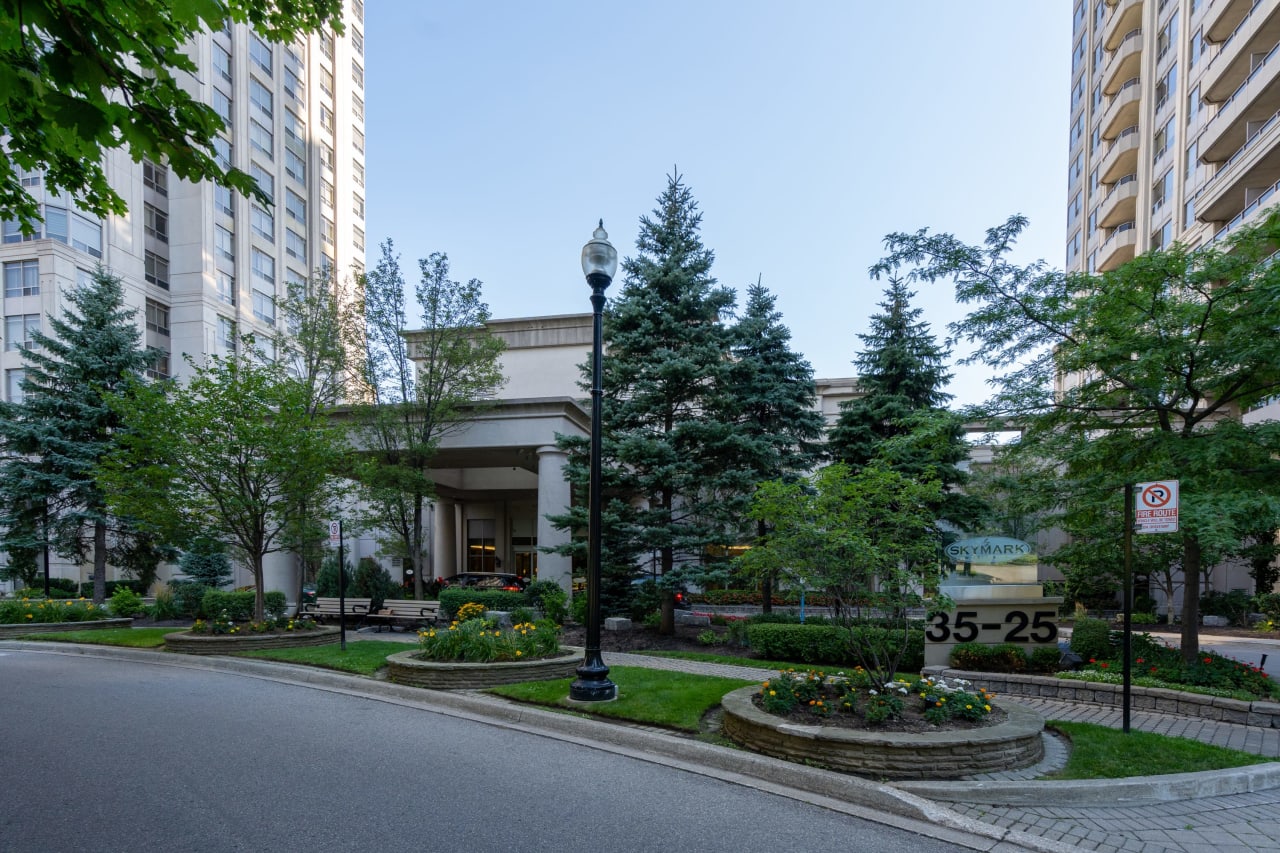 25 Kingsbridge Garden Circ 327 Mississauga, ON