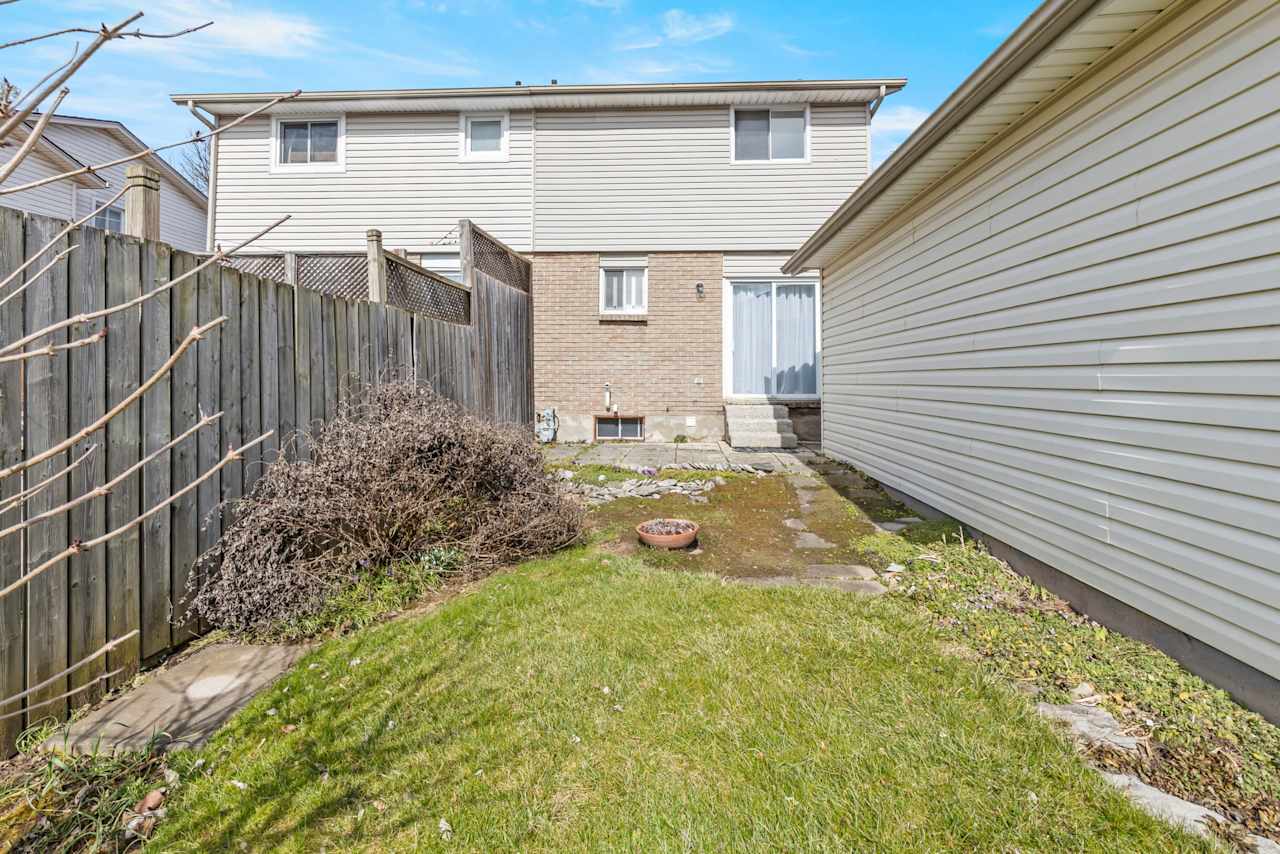 112 Graystone Cres