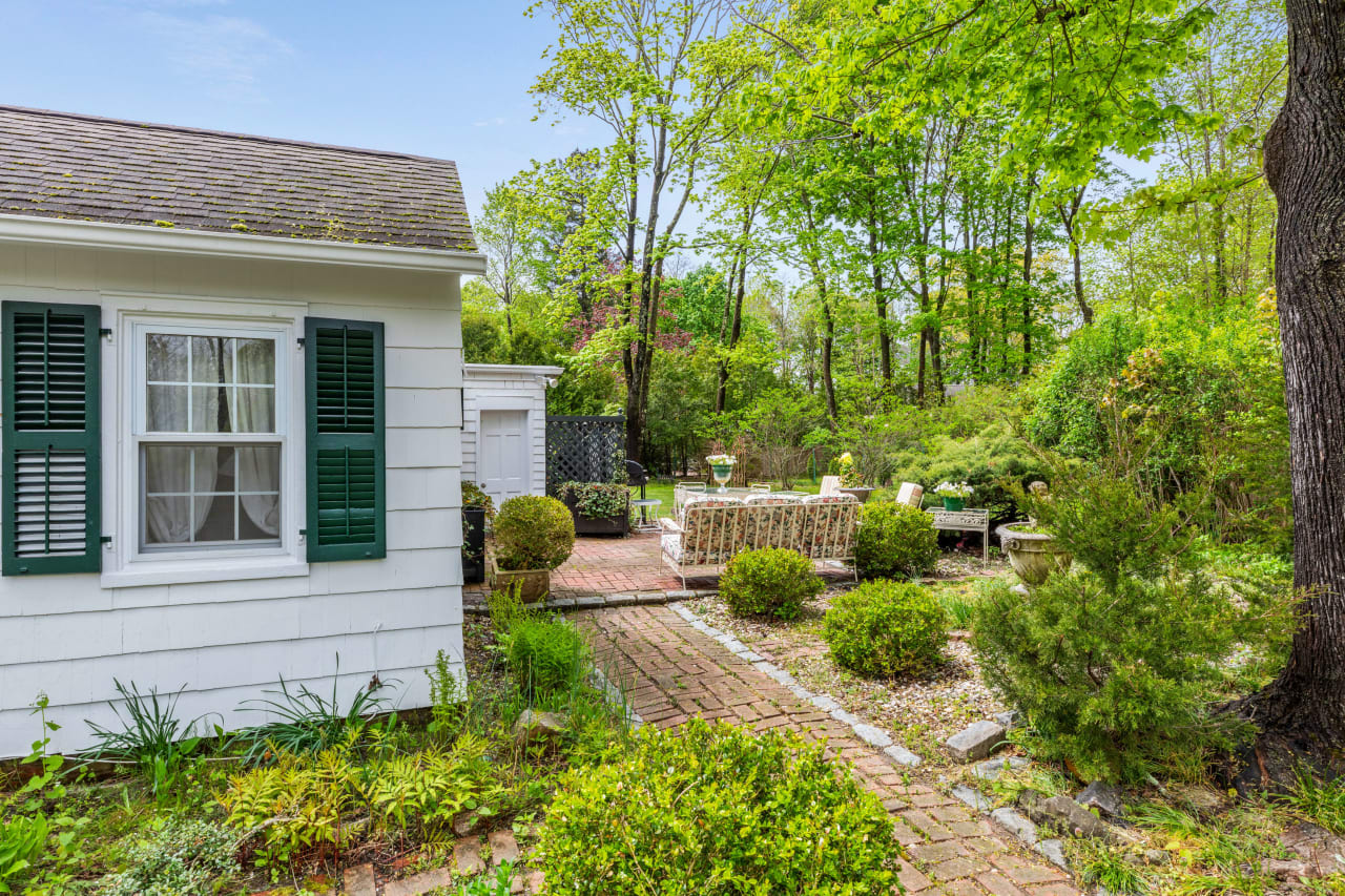 CIRCA 1850 COLONIAL IN THE HAMLET