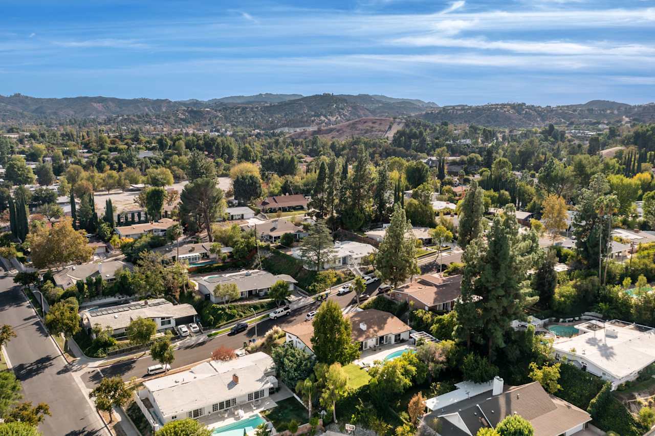 23811 Albers St Jeff Biebuyck & Dana Olmes Luxury Homes Calabasas