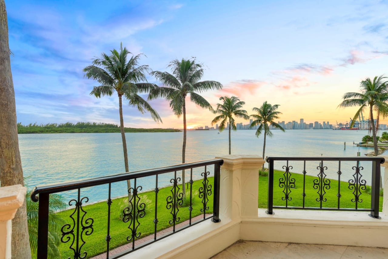 2426 FISHER ISLAND DR