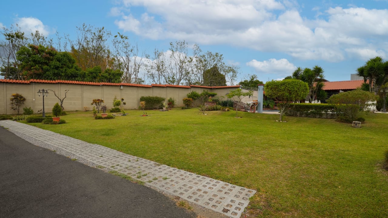 Los Olivos | Beautiful Property with Multiple Cabins and Studios for Sale in Heredia