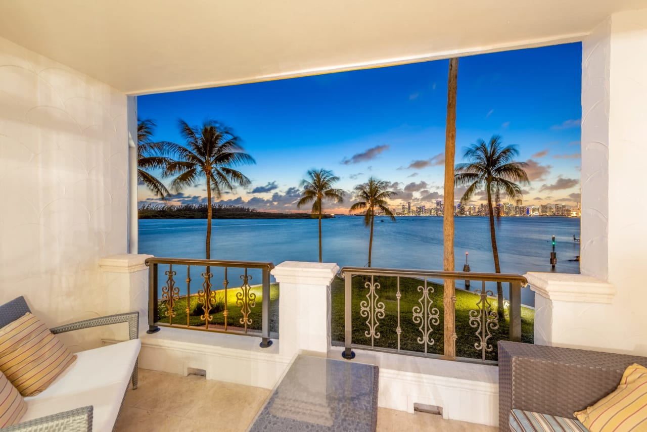 2426 FISHER ISLAND DR