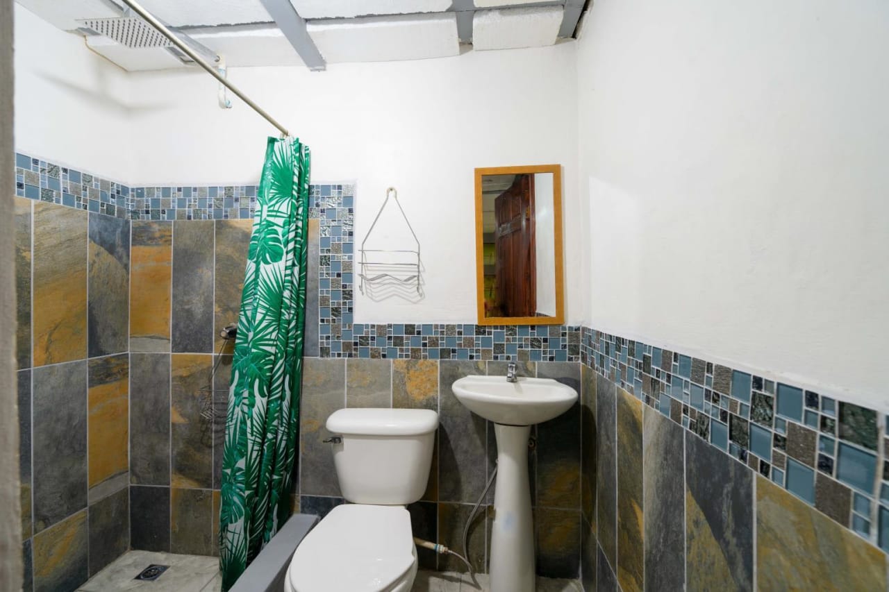 Downtown Quepos Central Hostel/Commercial Space