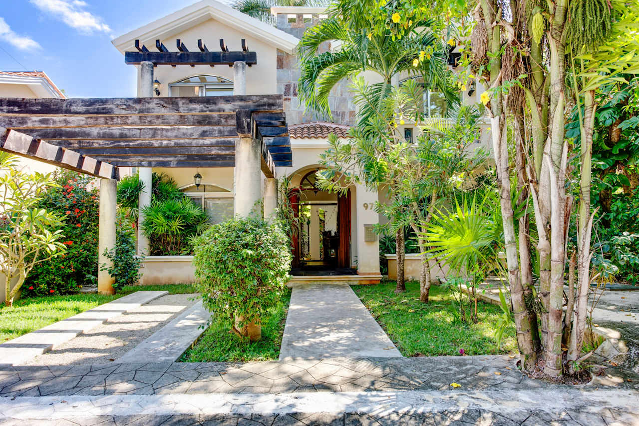  Luxury Villa for sale in Puerto Aventuras/ Facade