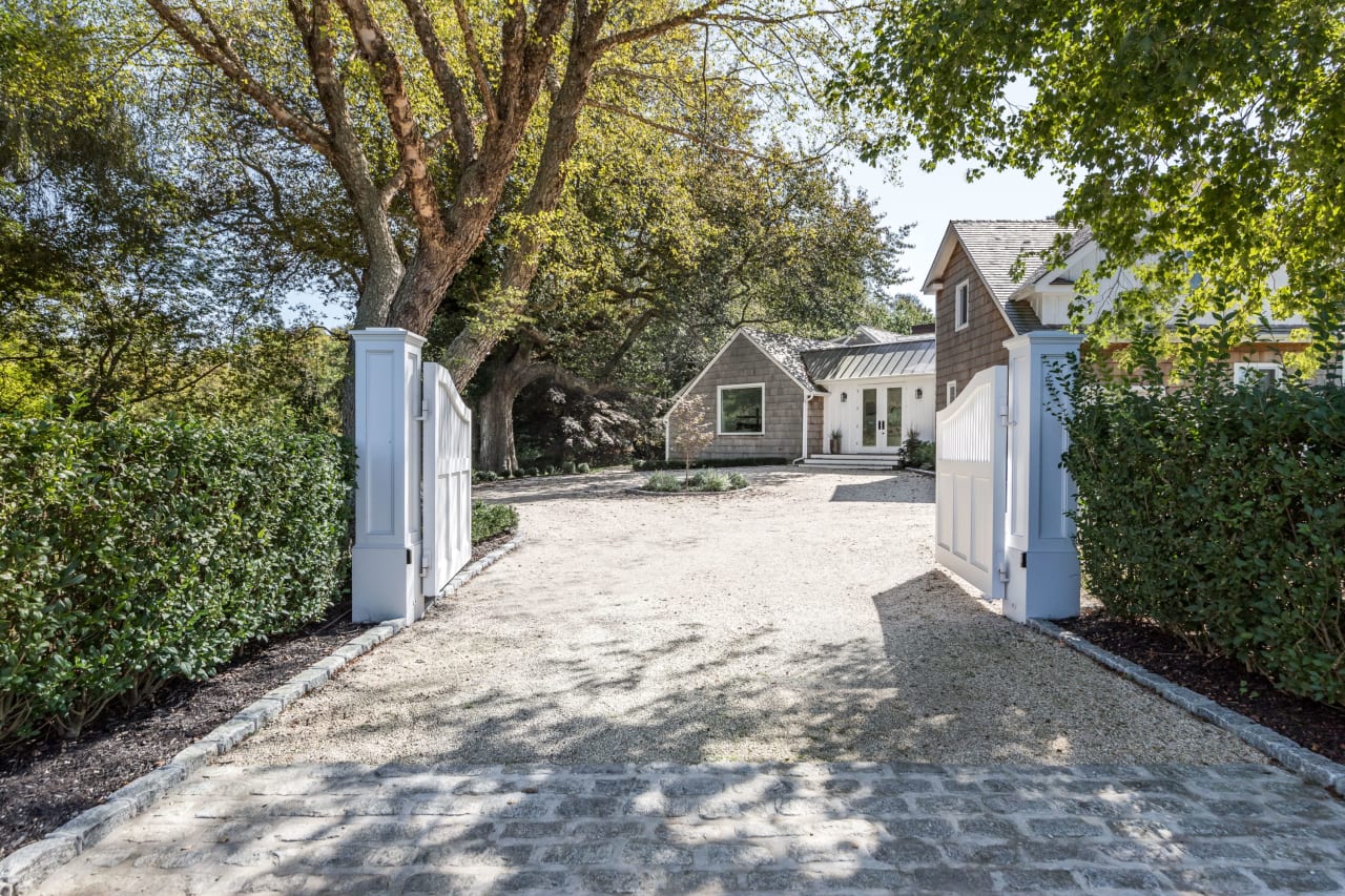 Renovated in Idyllic Bridgehampton South Location