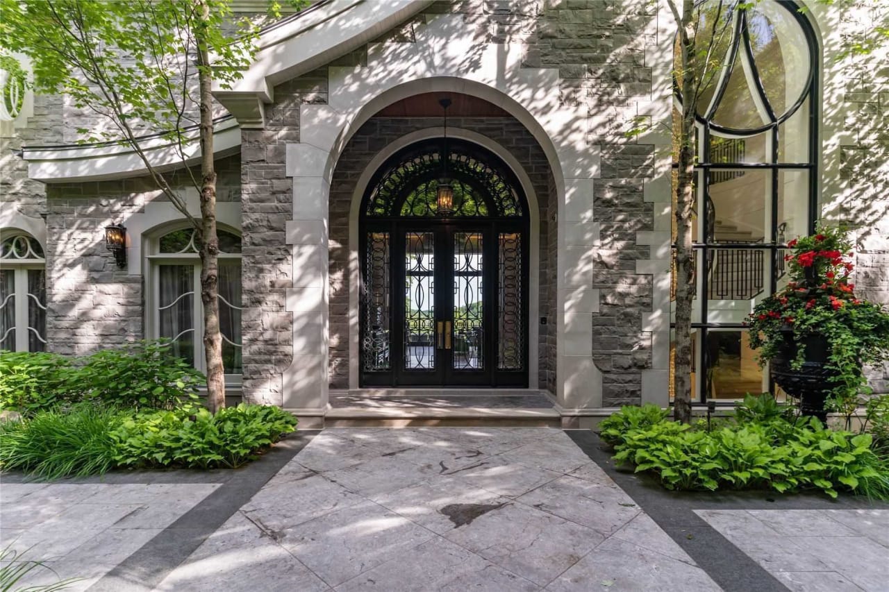 CHÂTEAU DU LAC Toronto Real Estate Penthouse Queen