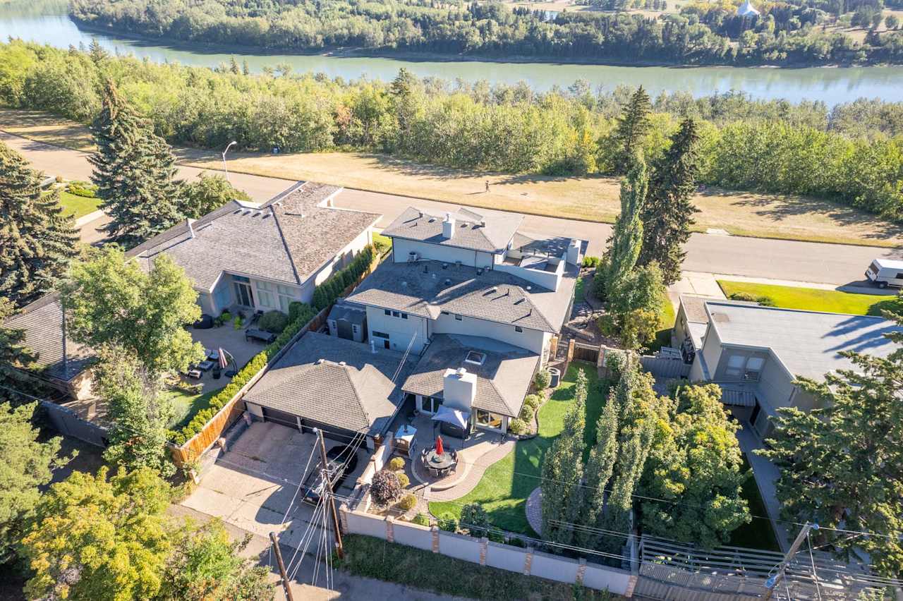 9028 Valleyview Dr NW Edmonton, AB T5R 5T6 4 Beds Rimrock Real Estate