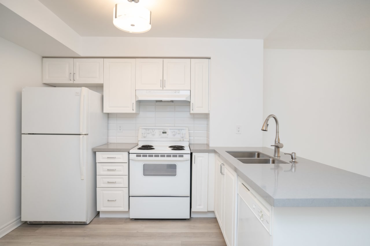 25 Kingsbridge Garden Circ 327 Mississauga, ON