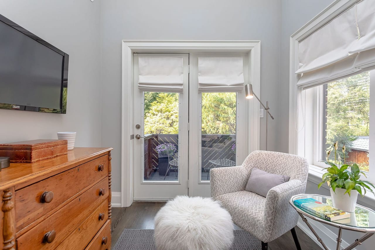 Davisville Village Stylish Reno