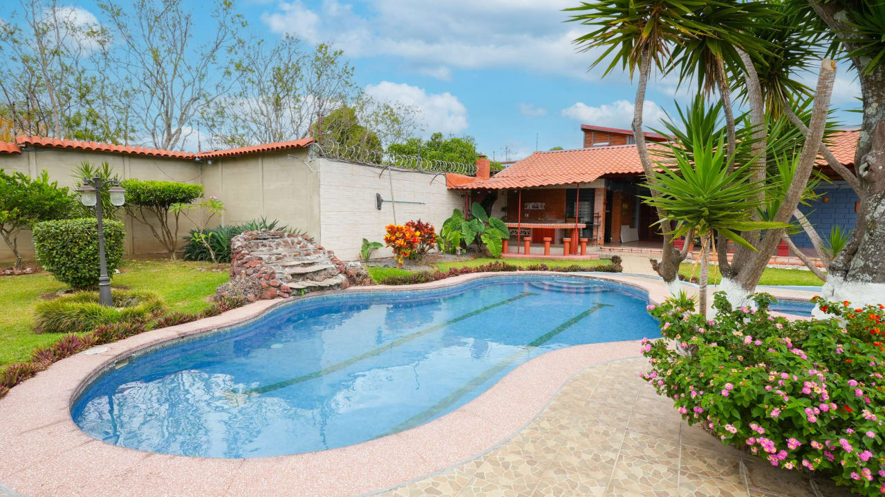 Los Olivos | Beautiful Property with Multiple Cabins and Studios for Sale in Heredia