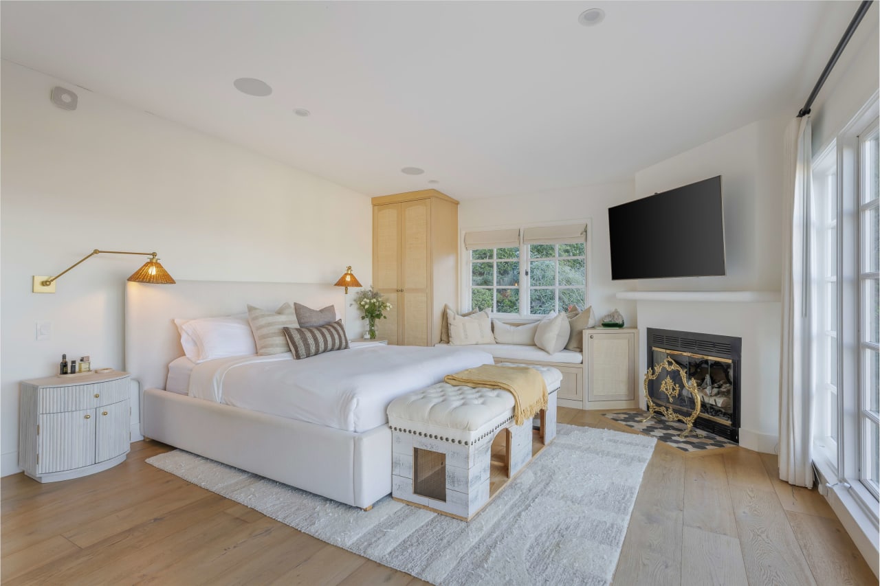 3646 Sunswept Dr, Studio City