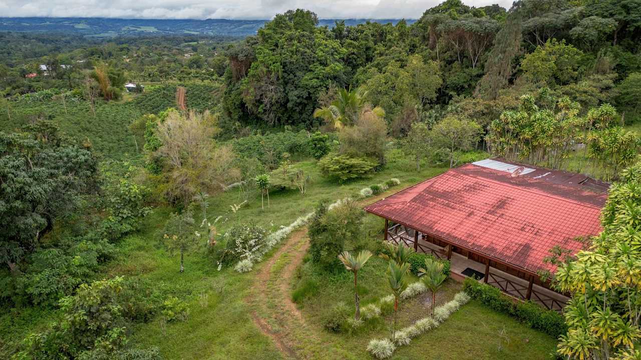 Sustainable Sanctuary Wooden Farm House, 3 Acres + Food Forest