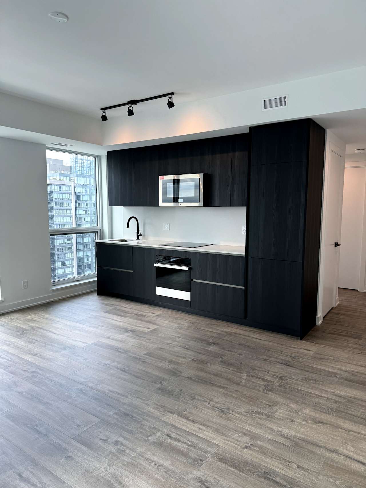 327 King St W Unit: 4105