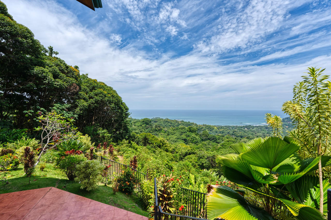 Best Views in Dominical – Home with Apartment and Infinity Pool