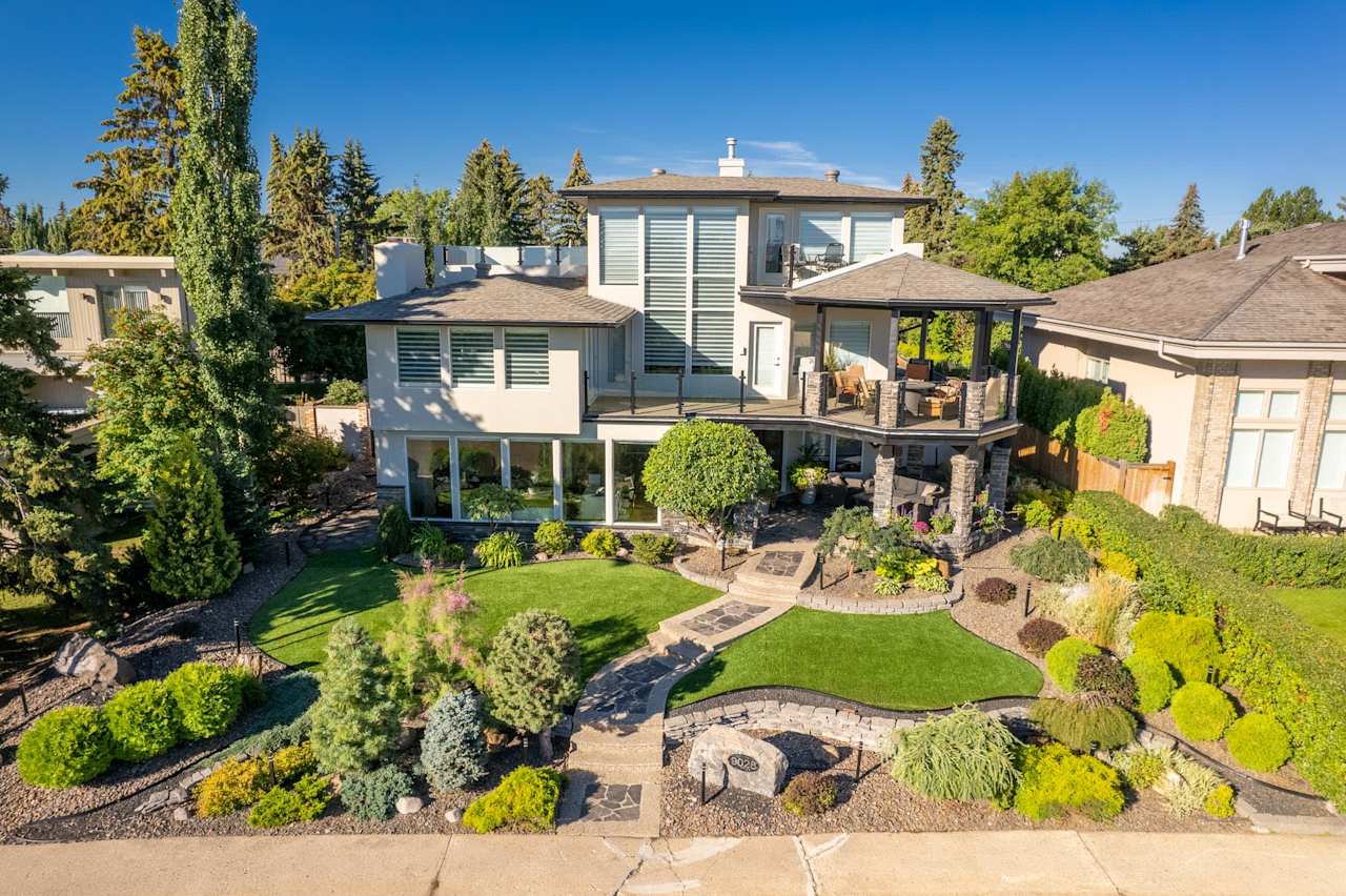 9028 Valleyview Dr NW Edmonton, AB T5R 5T6 4 Beds Rimrock Real Estate