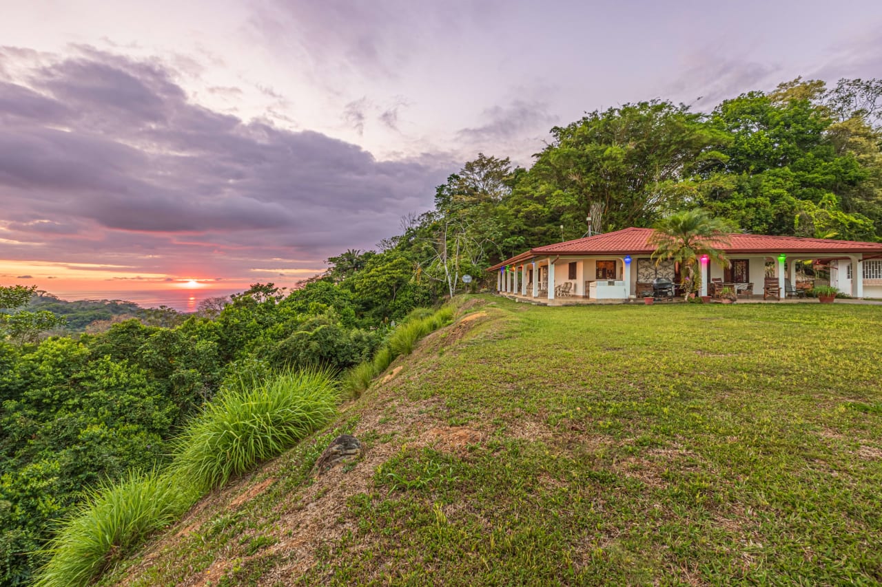 Casa De La Rosa, 3 Bedroom Ocean View Home in Lagunas!