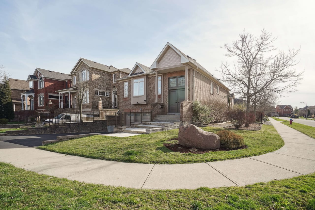 Raised Bungalow in desirable Westoak Trails