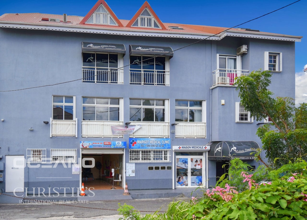 Marigot Building with 7 commercial units + 150m2 T4 apartment.