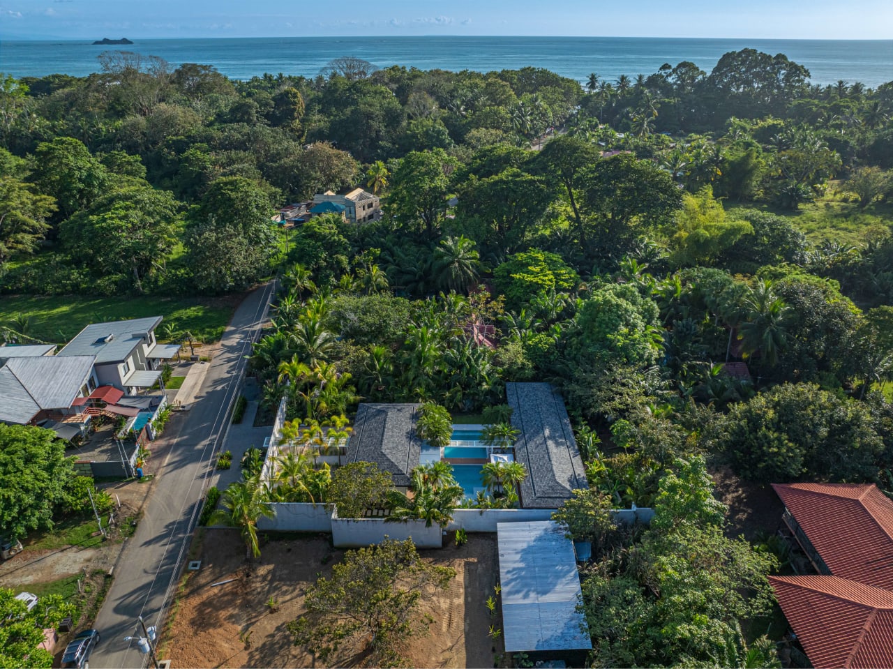 CASA OHANA LUXURY VILLA- WALKING DISTANCE TO THE BEACH- 0.22 ACRES