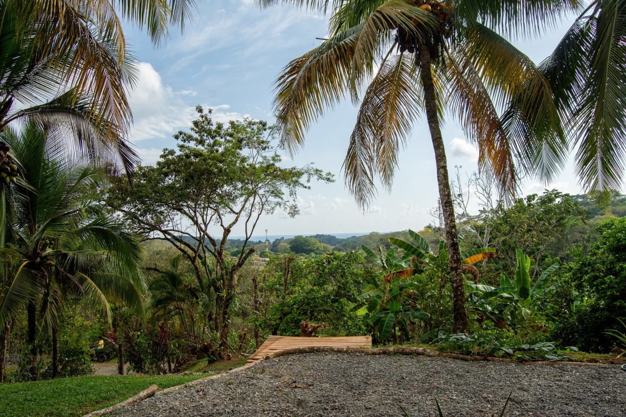 COZY 3-bedroom home with ocean view, 5 minutes to Dominical Beach.