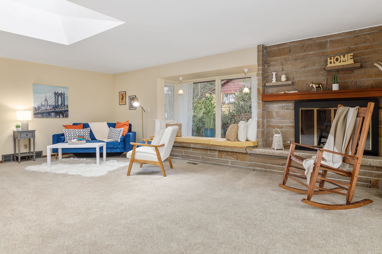 The bay window and large vaulted skylight amplify the sense of space in this room, creating an even more expansive and light-filled environment.