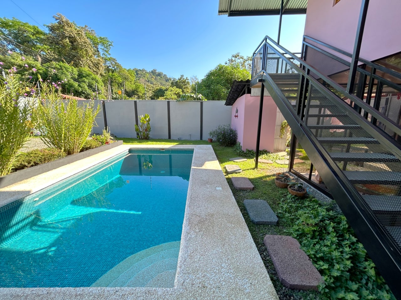 Bernie's Hideaway, 3 Bedroom Home with Pool Close to the Uvita Watrfall!