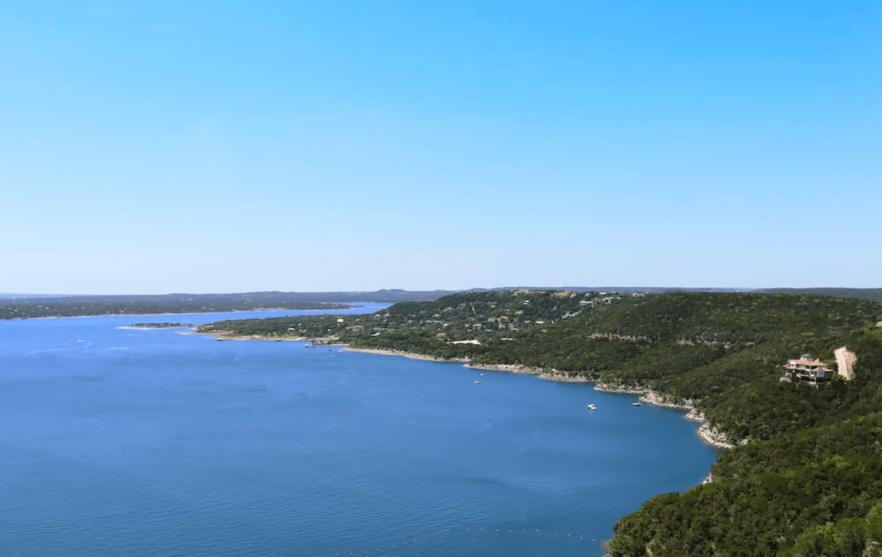 Navigating the Seller's Market in Lake Travis: How to Stand Out and Secure the Best Offer