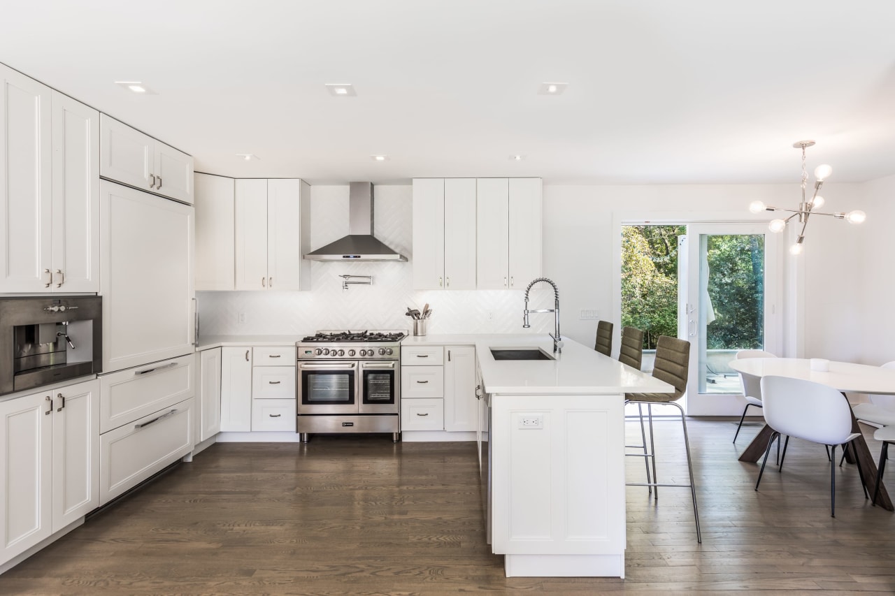 Renovated in Idyllic Bridgehampton South Location