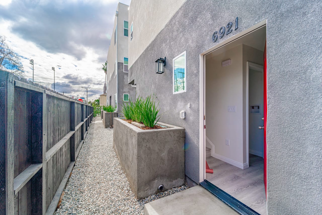 Menlo Ave Townhomes, Los Angeles | USC |  SOLD OUT