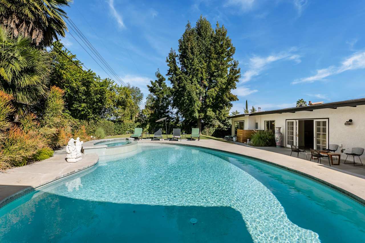 23811 Albers St Jeff Biebuyck & Dana Olmes Luxury Homes Calabasas