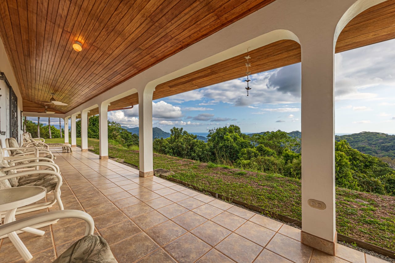 Casa De La Rosa, 3 Bedroom Ocean View Home in Lagunas!