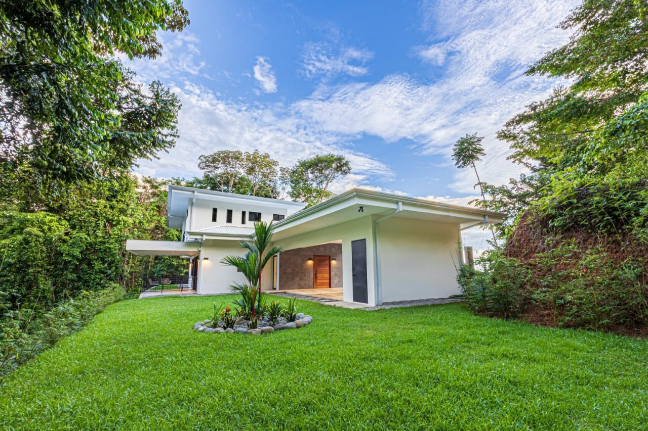 Outstanding Uvita Gem, Hidden in the Canopy with Ocean and Mountain Views