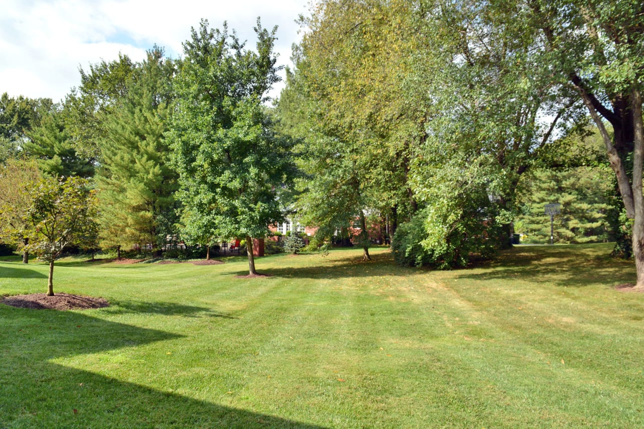 Traditional Frontenac Living on Quiet Culdesac