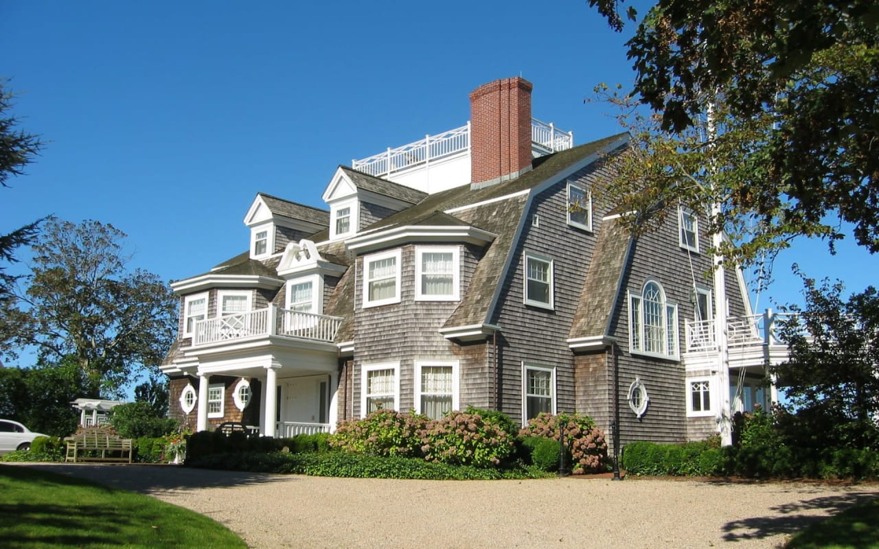 cape cod style home in the hamptons