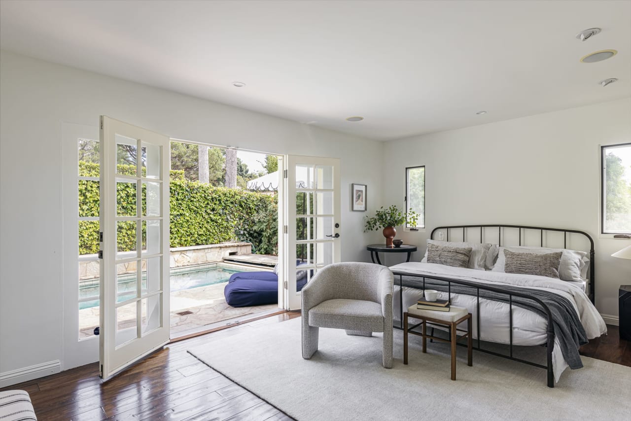 A Lovely Single Level Traditional in Hollywood Hills