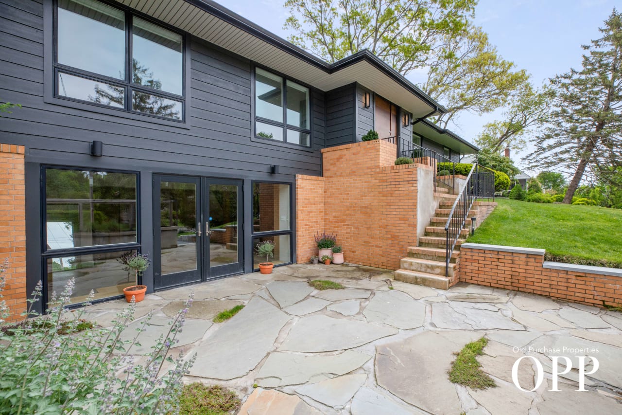 MID-CENTURY MODERN GEM IN THE HAMLET