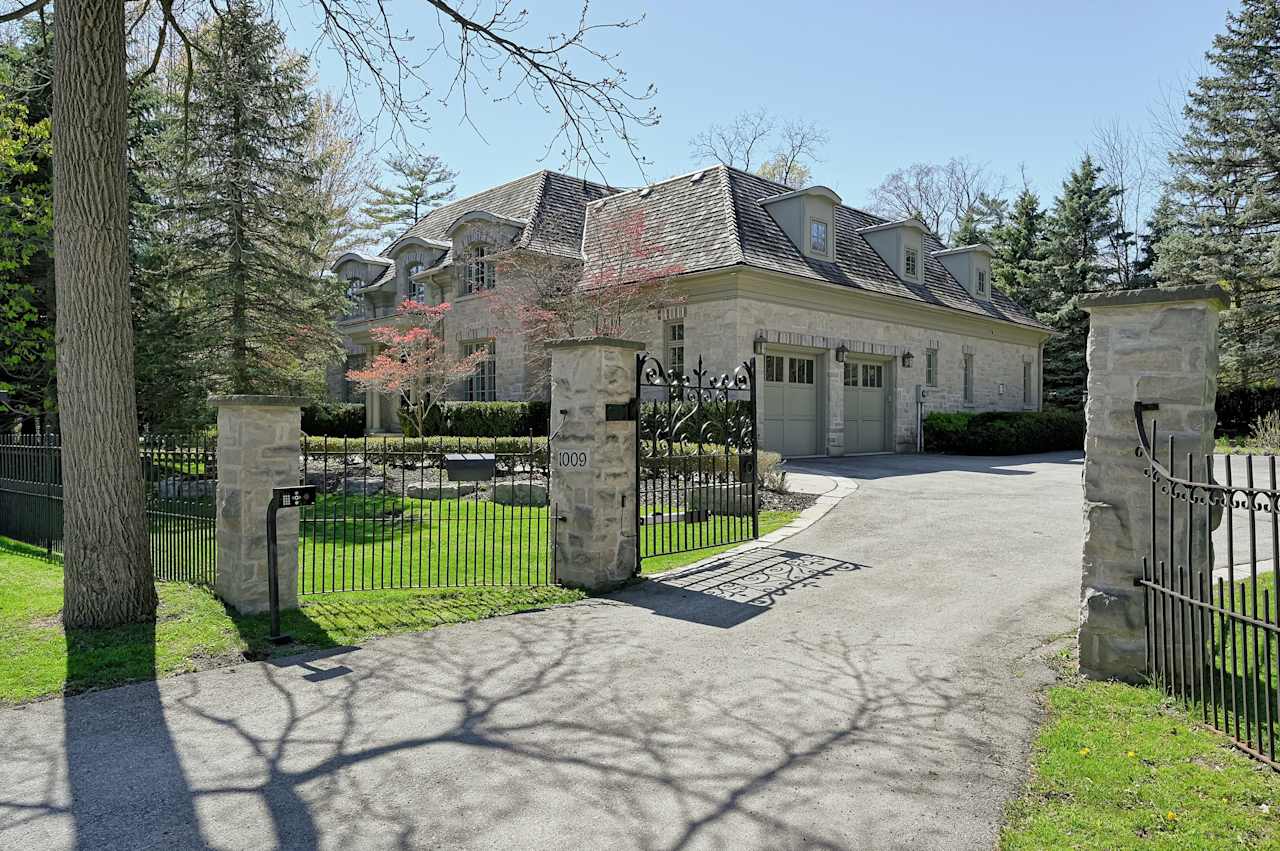 1009 Lakeshore Road East Oakville, ON 5 Beds, 5.5 Baths