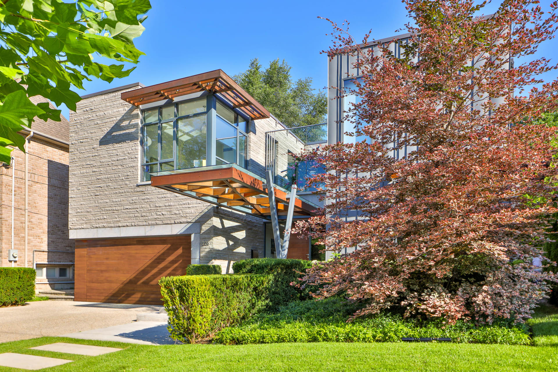 Stunning and Sleek Design Built On Spectacular Lush Pie Shaped Lot