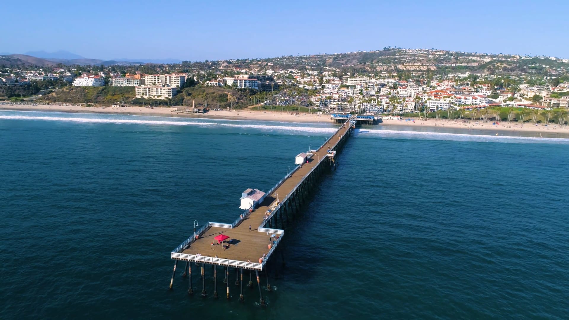 Aerial photo of the San Clemente Pier facing the California coastline