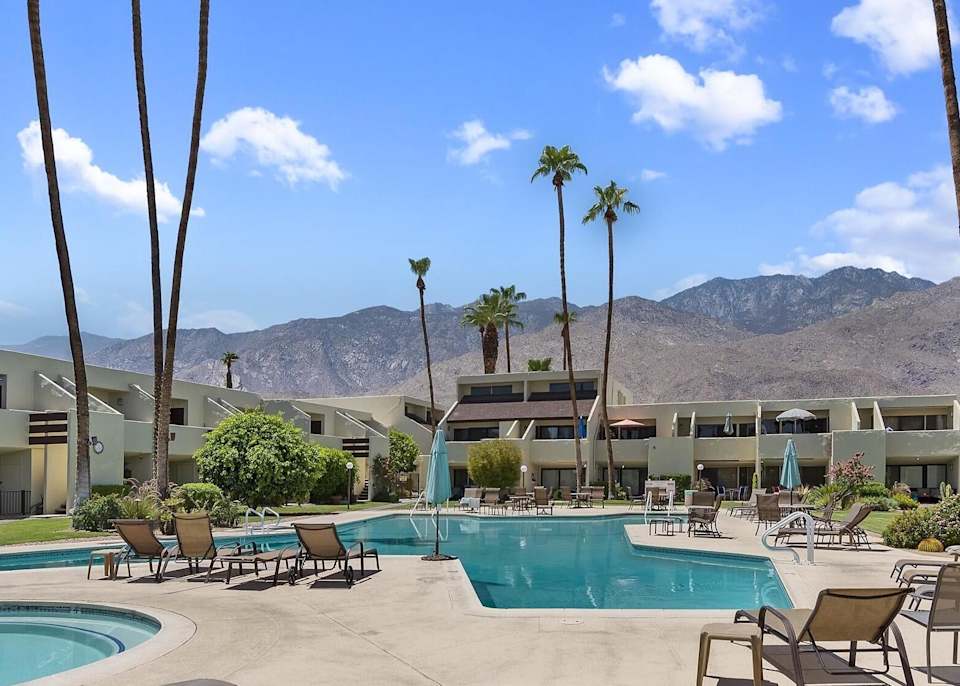 Neighborhood || Smoke Tree Racquet Club