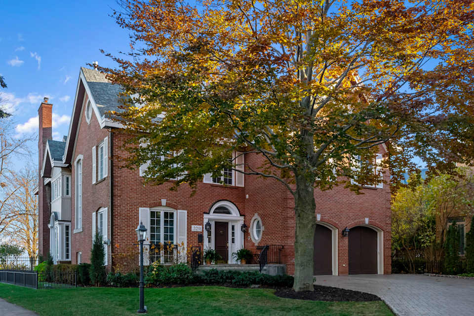 Prime Waterfront Property 3291 Shelburne Place